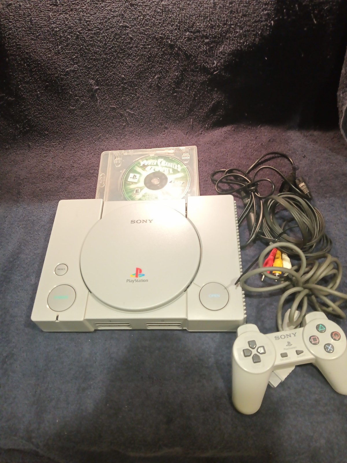 SONY PLAYSTATION 1 CONSOLE W/ 1 CONTROLLER,Game & CABLES -TESTE (WBP013750)