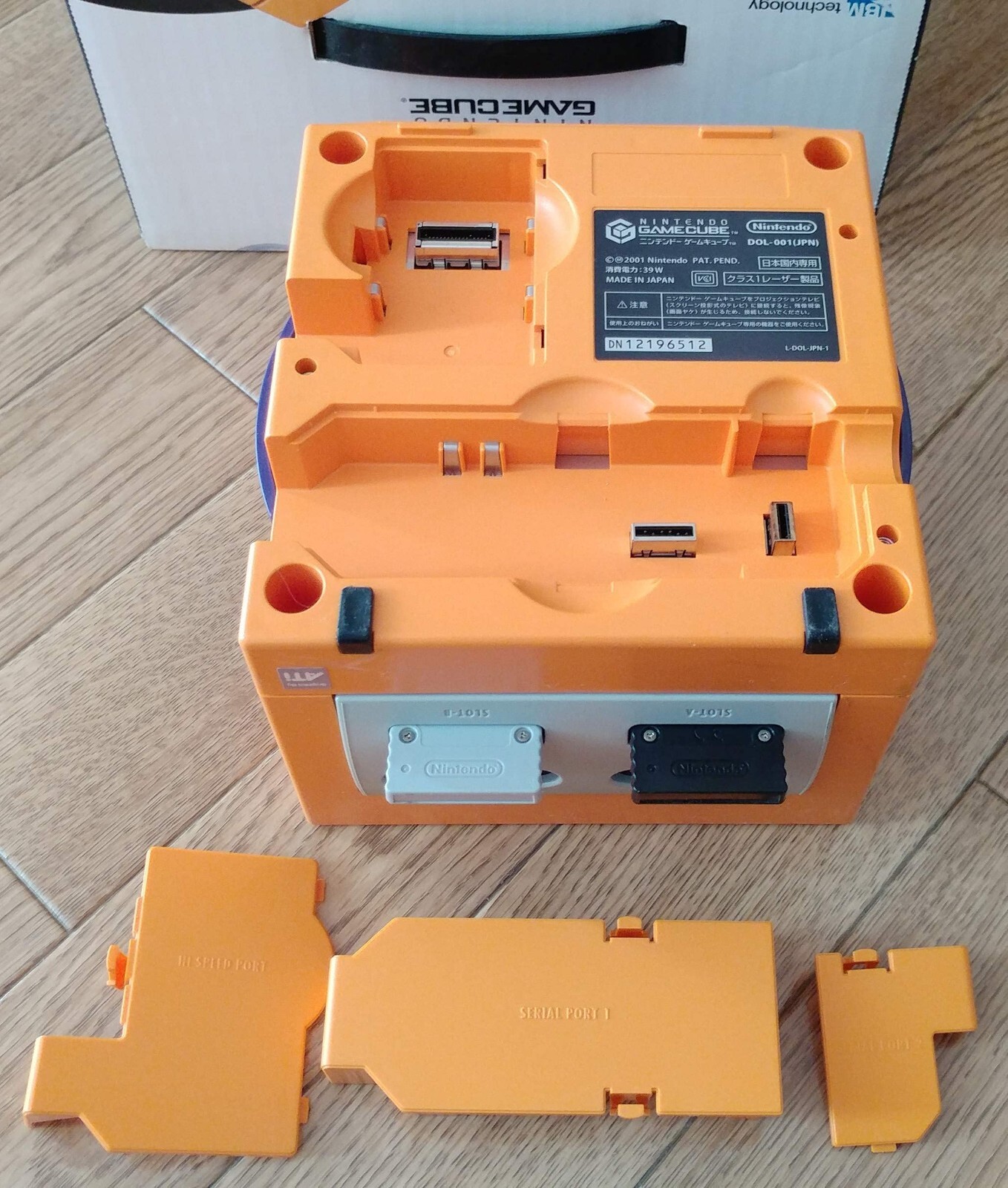 Nintendo Gamecube Console Orange (version 1) with 2 memory cards (Japan import)