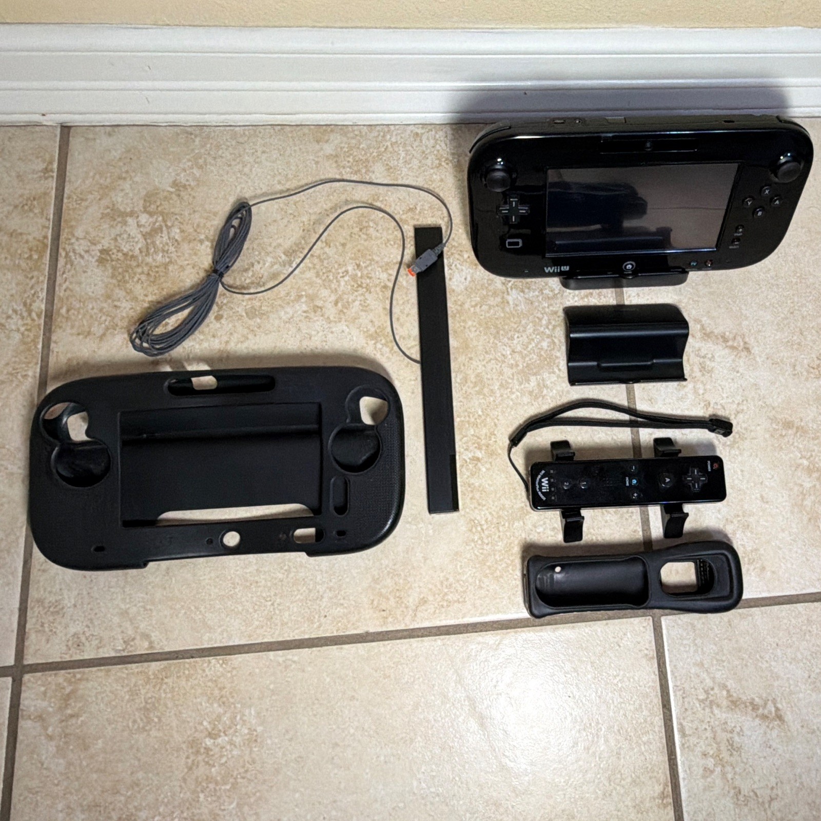 Nintendo Wii U 32GB Black Console + GamePad, Sensor Bar, Cables, Stands