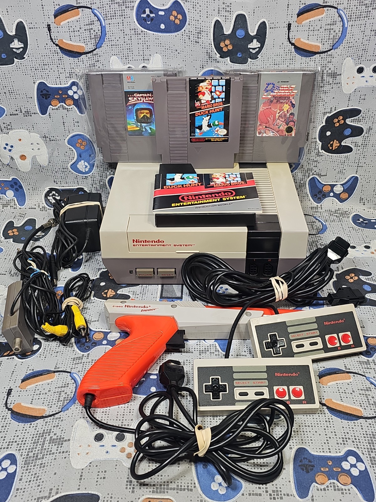 Nintendo NES PACKAGE DEAL GAMES, 2 CONTROLLERS, POWER CORD, A/V, 4 GAMES TESTED