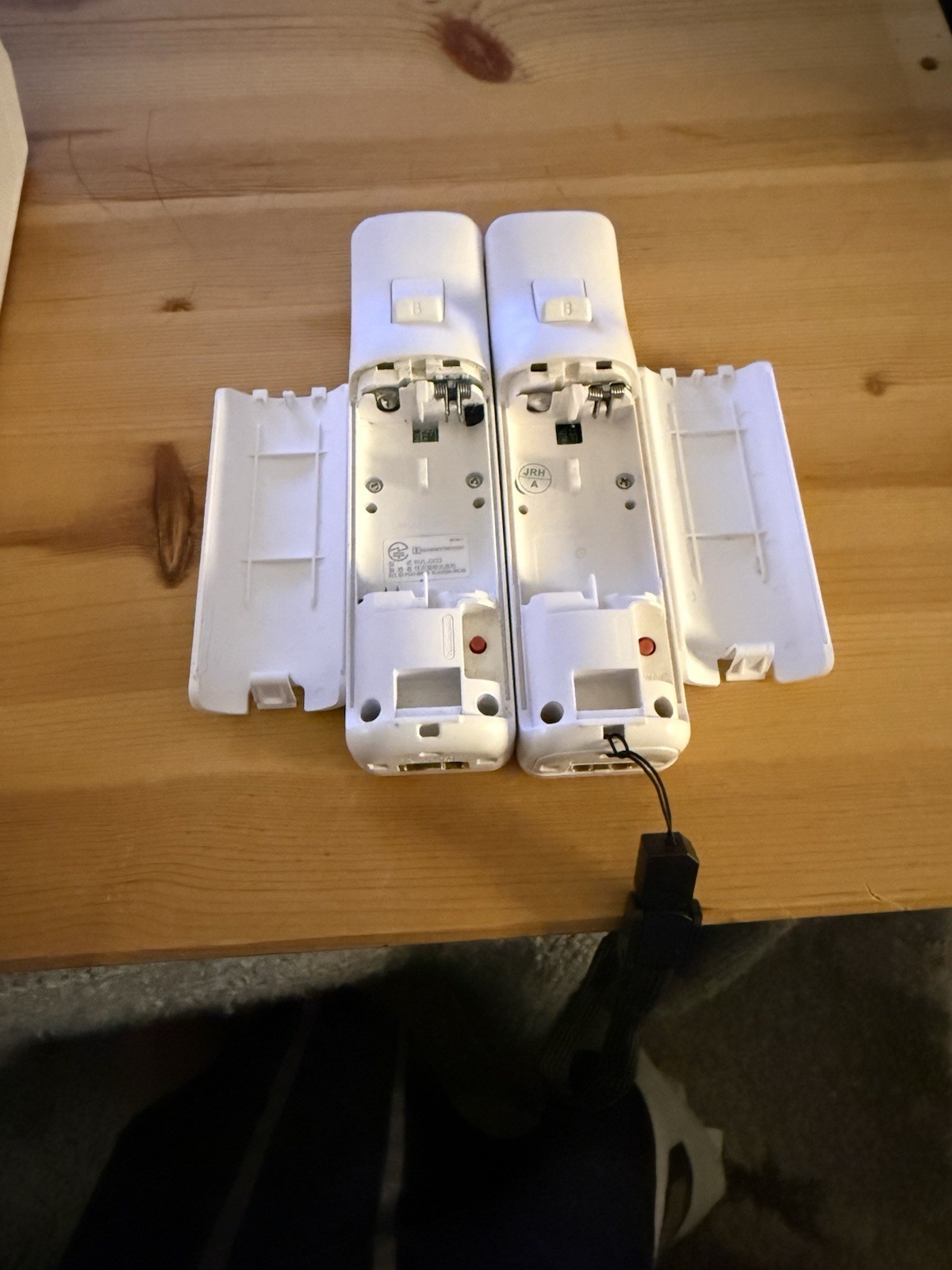 Nintendo Wii Console comes with 2 remotes, accessories and cables!