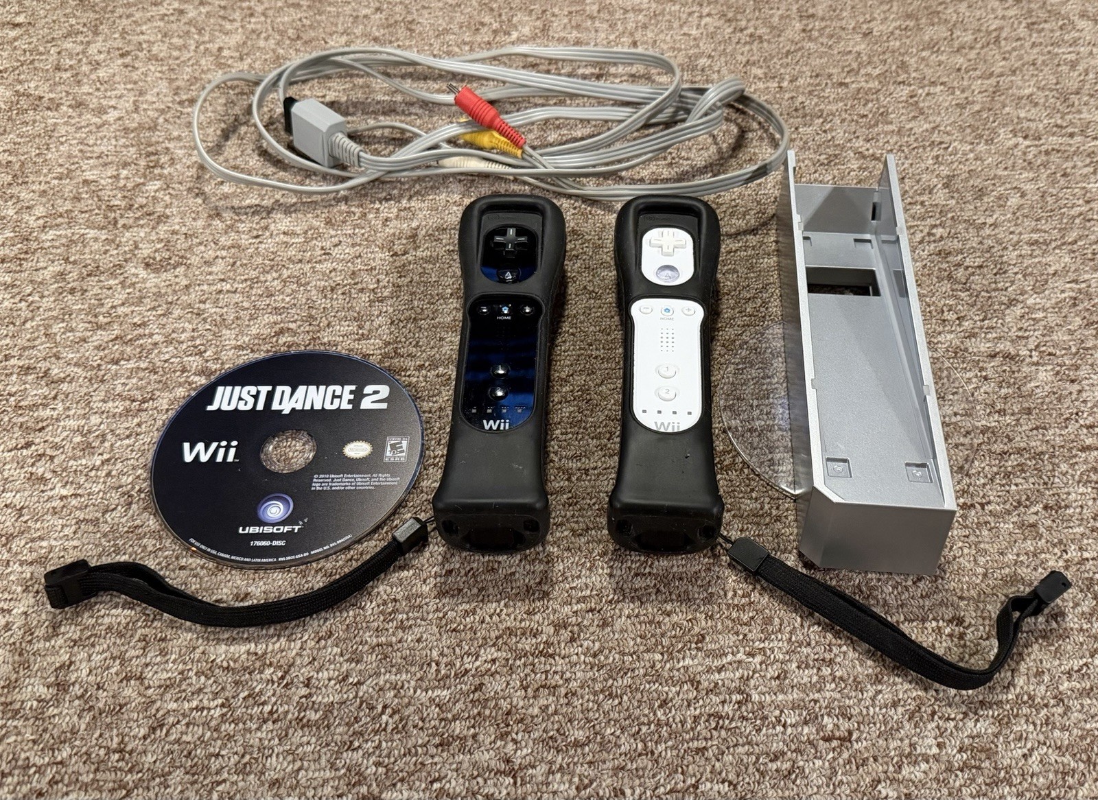 Nintendo Wii Motion Plus Remote 2X White & Black + Just Dance 2 + Stand + Cable