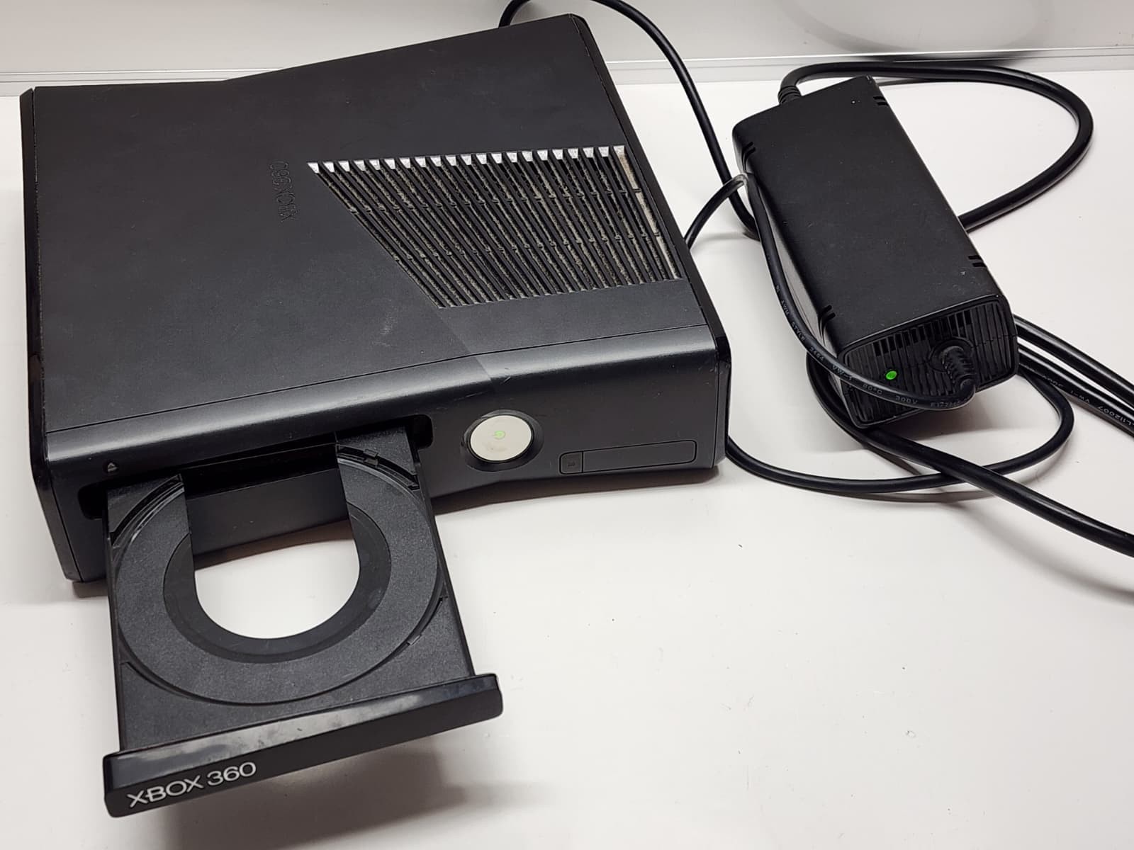 Microsoft Xbox 360 S Model 1439 500GB Console, Controller, Power Cable