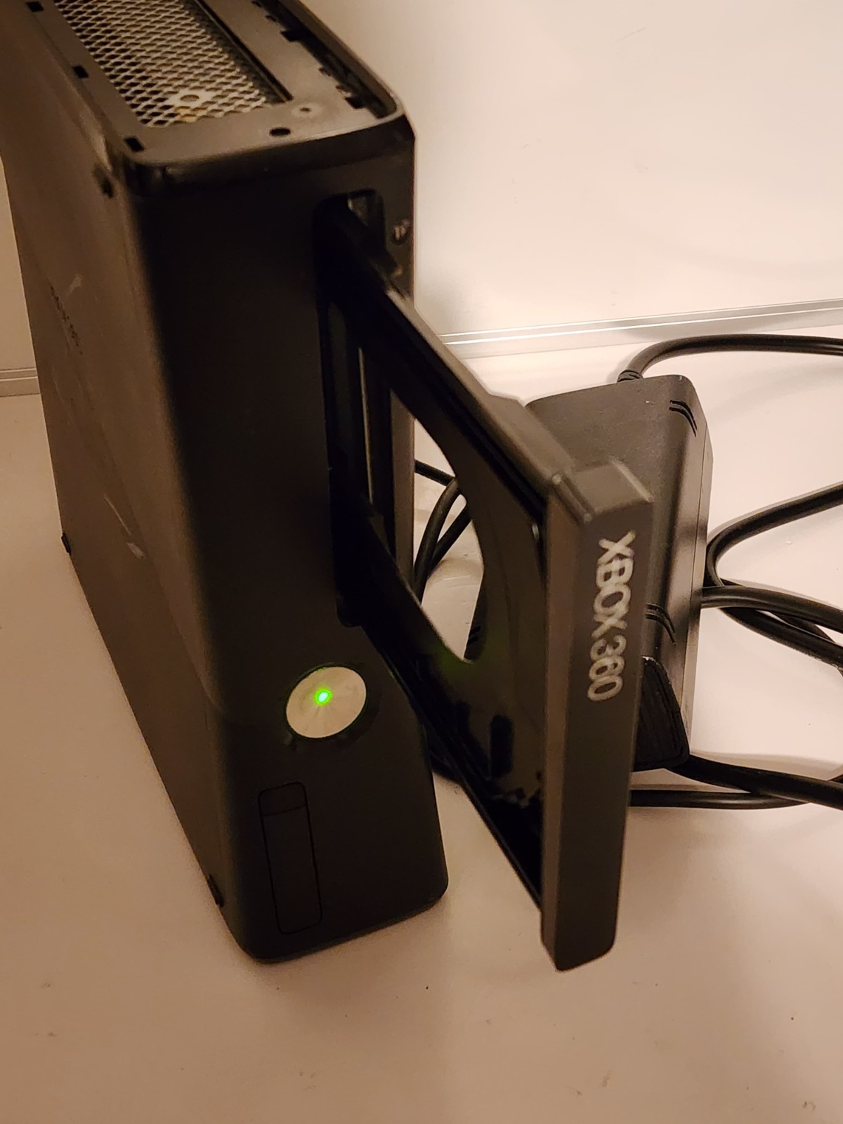 Microsoft Xbox 360 S Model 1439 500GB Console, Controller, Power Cable