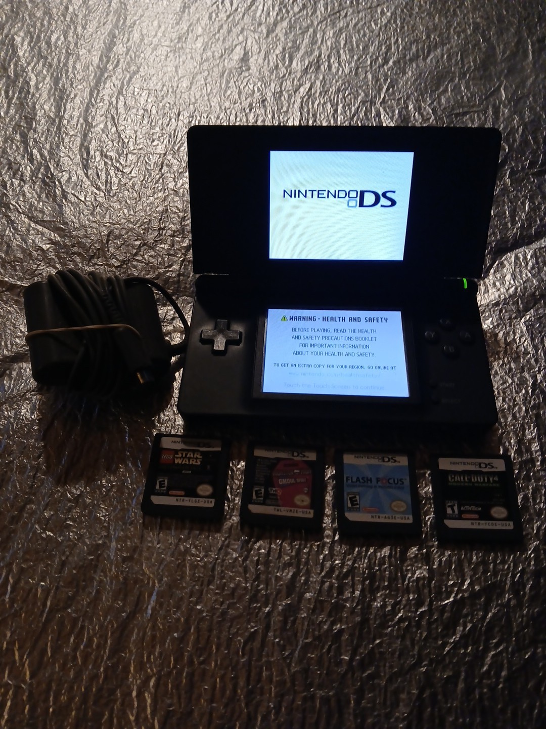 Nintendo Hand Held Game Systen&4 Ganes Lego Star Wars & Call Of Duty 4 &more