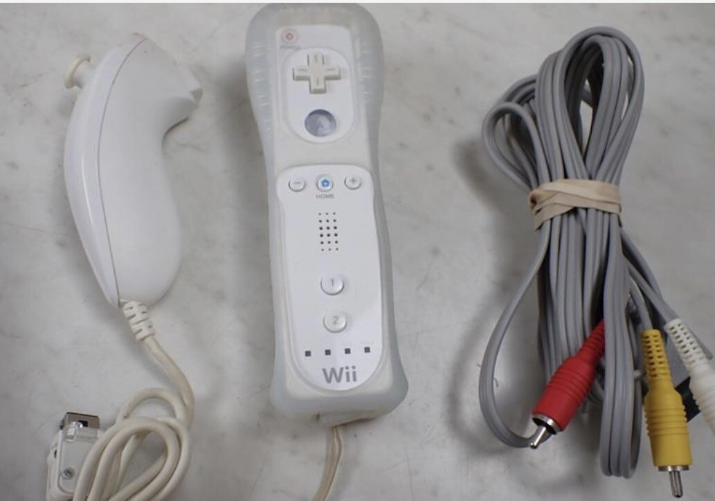 Nintendo Wii Controller , 2 Numkucks, Sports Pack & 3 games-see pics