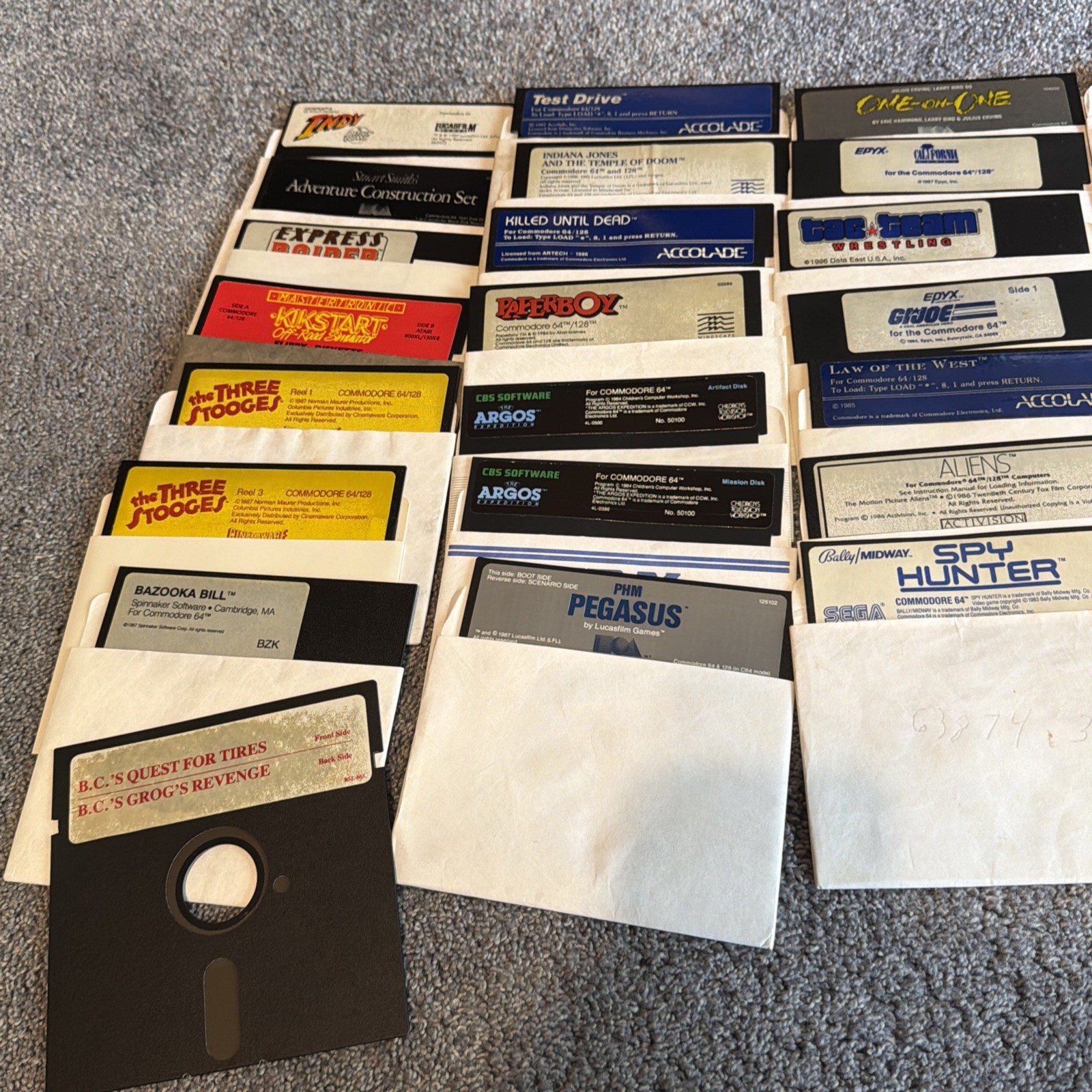 Commodore 64 Computer W/ 1541 And Lot Of Games, Manuals Etc READ