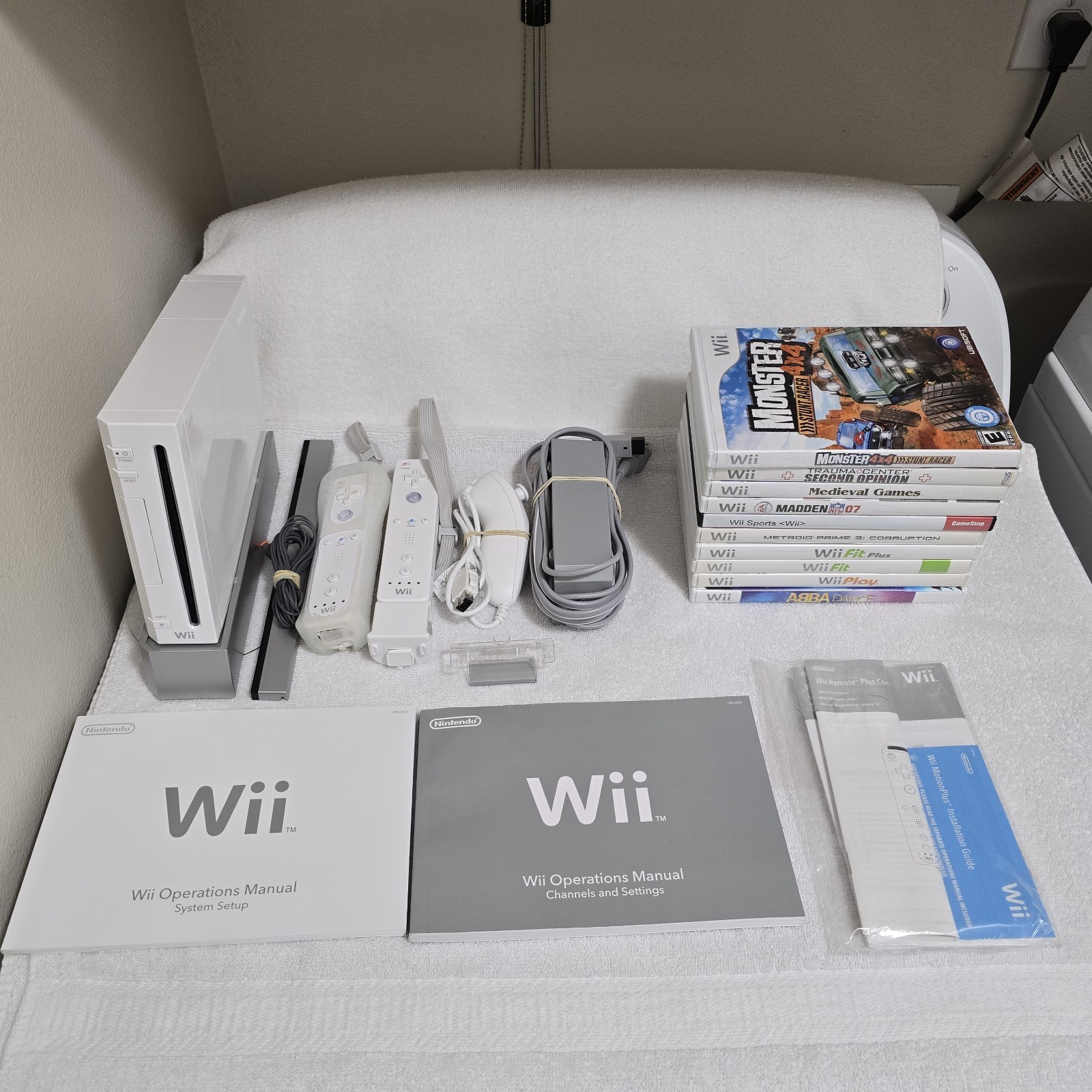 Nintendo Wii RVL-001 Console Bundle White 10 Games GameCube Compatible