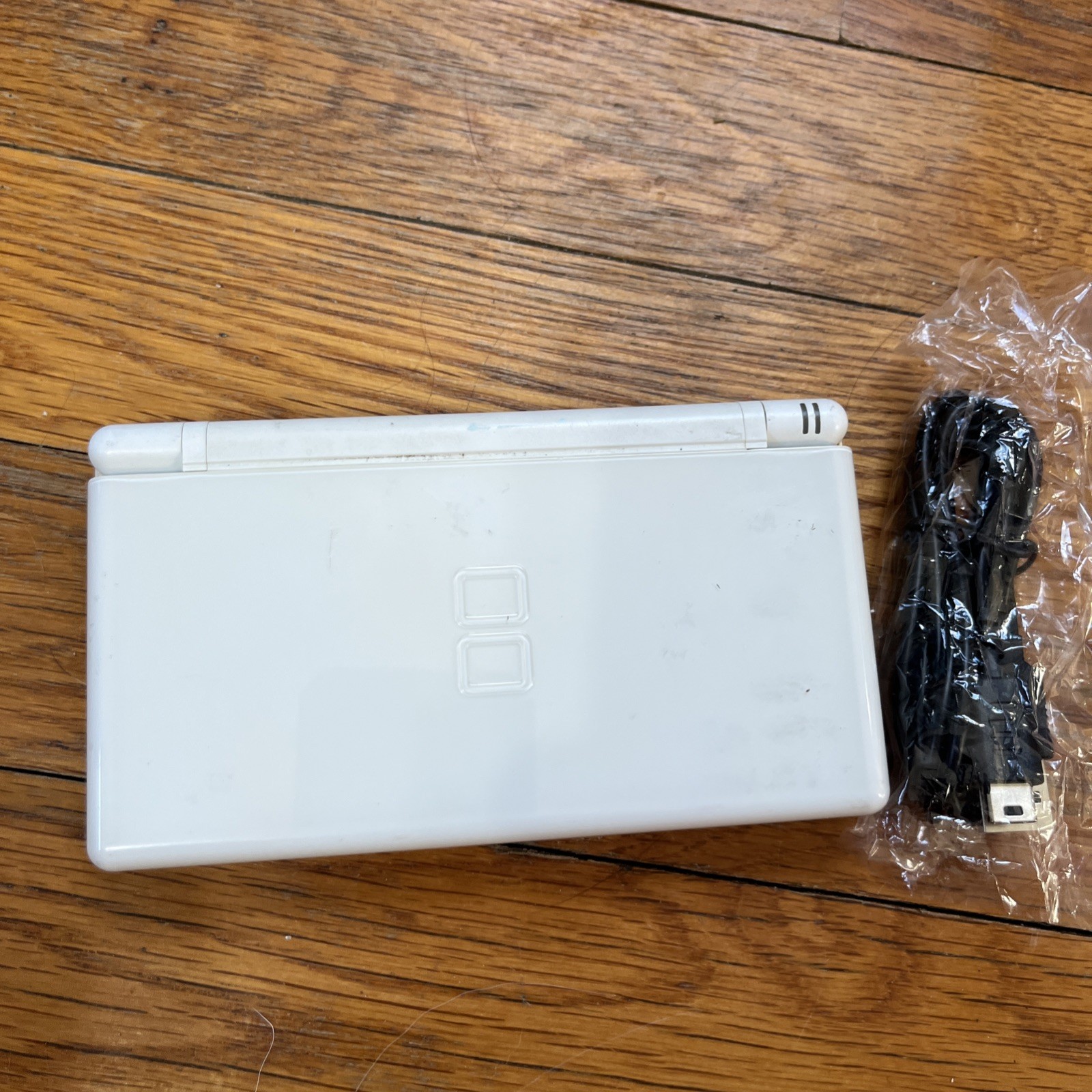 Nintendo DS Lite Handheld Console – Polar White and game charger stylus works