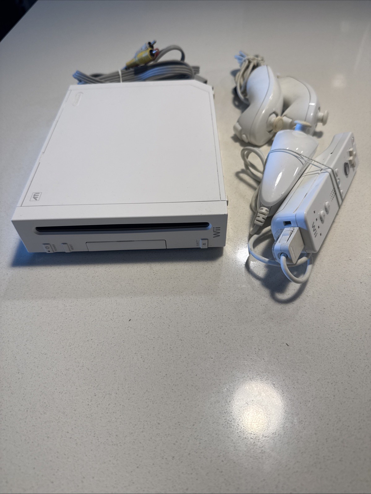 Nintendo RVL-101 Wii Console – White W/ 1 Controller And 2 Nunchuks – No Power