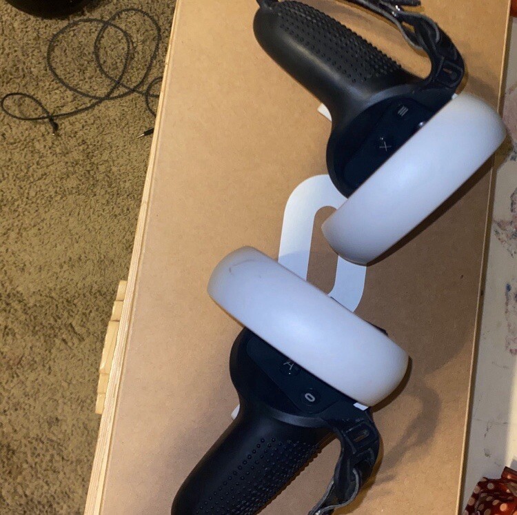 Oculus Quest 2 With Hand Straps * No Charger*