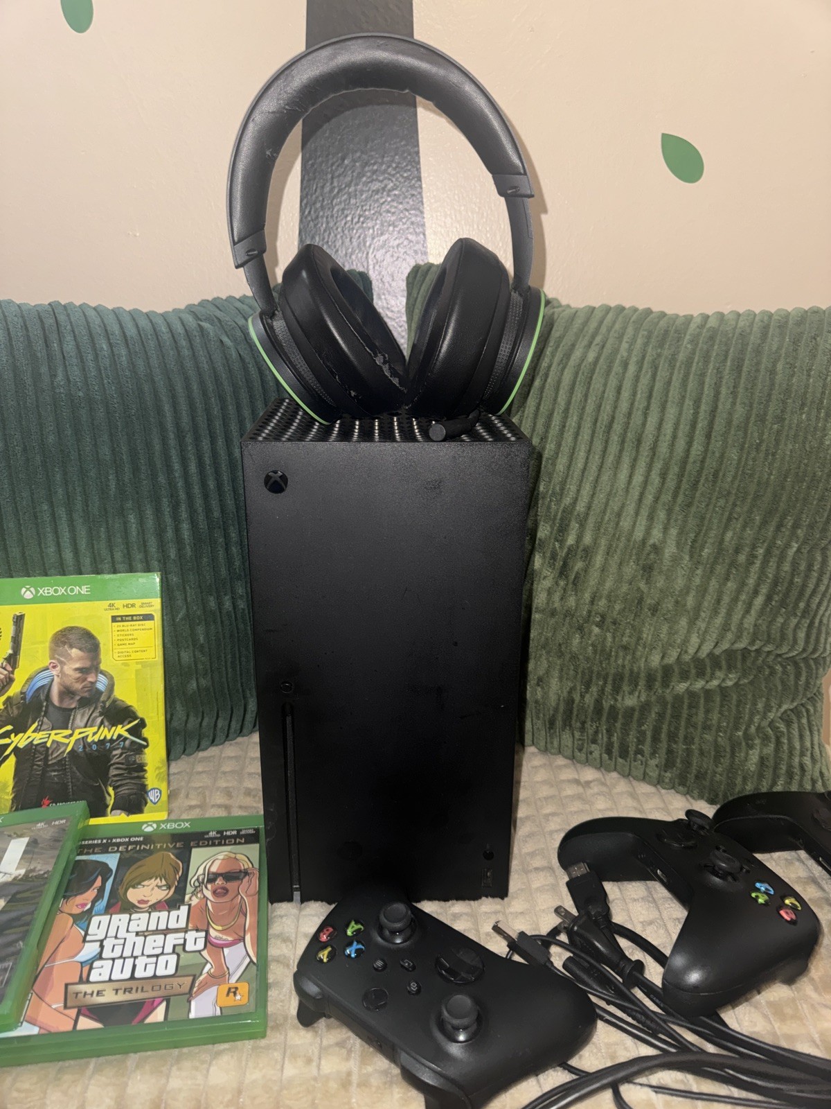 Xbox Series X 1TB Bundle, 3 Controllers, Wireless Headset, 4 Games – Excellent