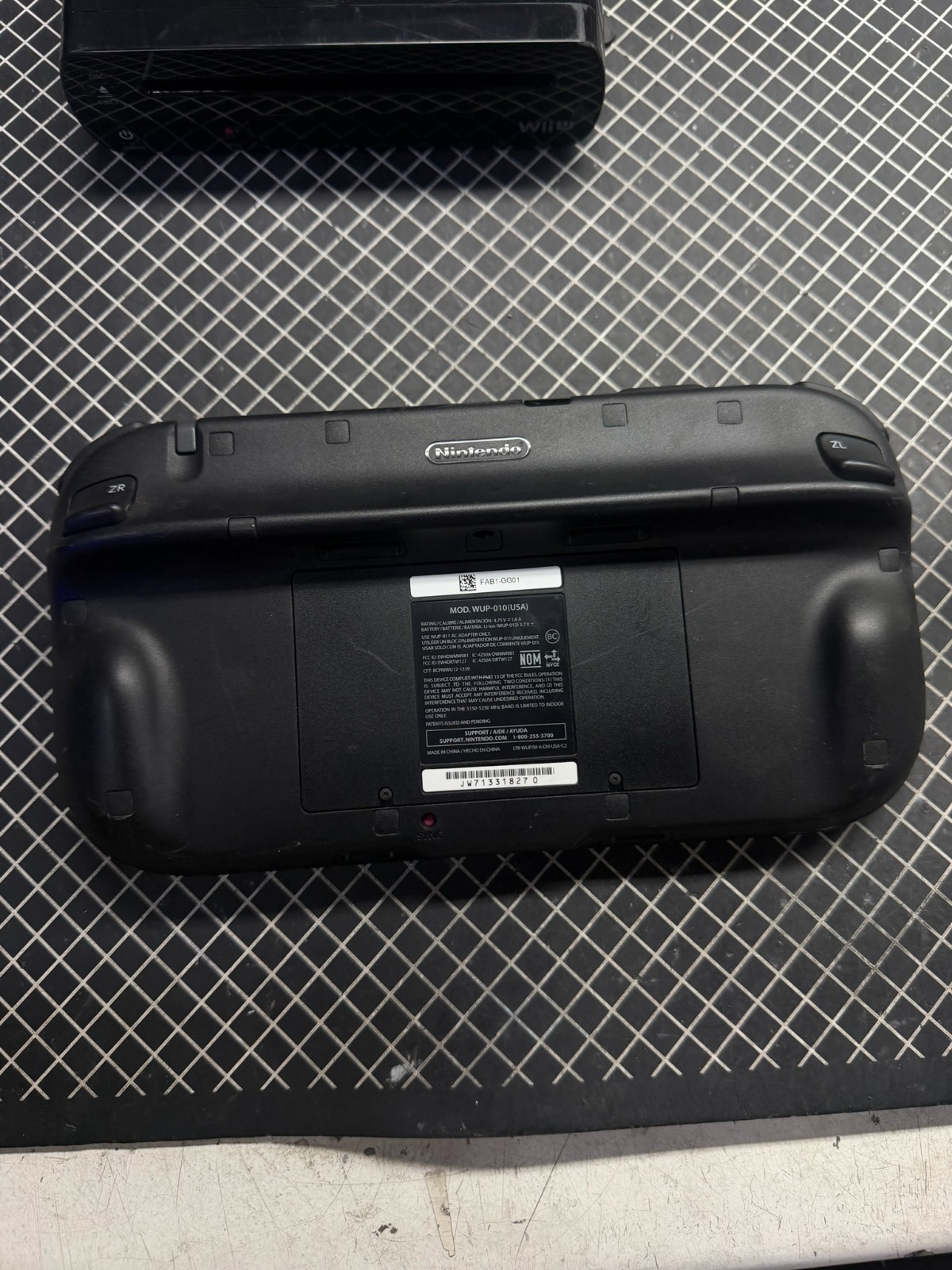 Nintendo Wii U 32GB Console Bundle WUP-101(02) W Gamepad WUP-010 (USA)