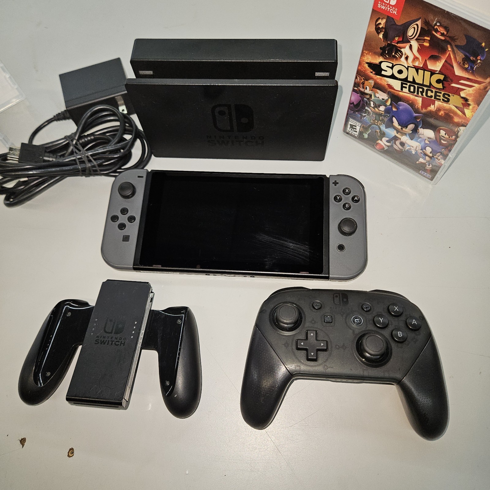 Nintendo Switch System 32GB Console w/Gray Joy-Cons +Charger + Dock & Extras
