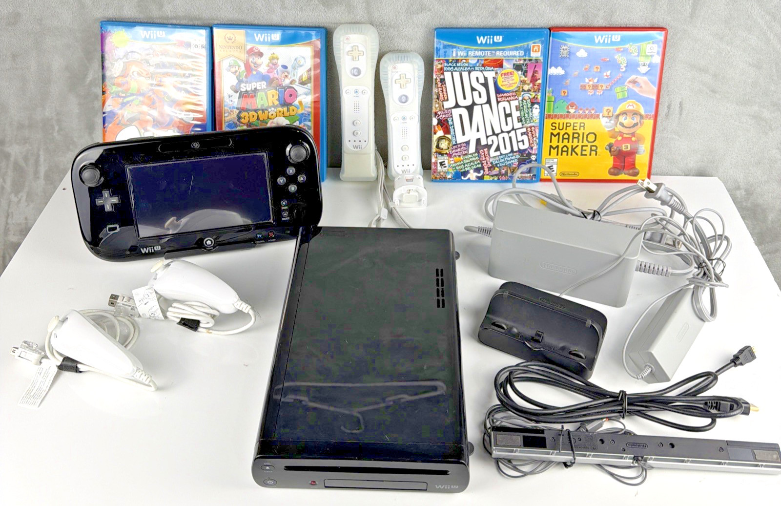 Nintendo Wii U Deluxe 32G Console GamePad 2 Controllers 2 Nunchucks 4 Games ++