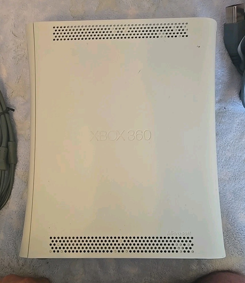 Microsoft XBox 360 HDMI Gaming Console Only *TURNS ON/ WONT READ DISCS*