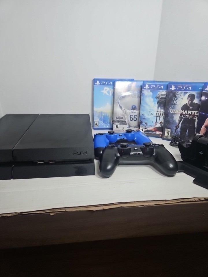SONY PLAYSTATION 4 JET BLACK CONSOLE WITH 2 CONTROLLERS & 4 GAMES 500GB