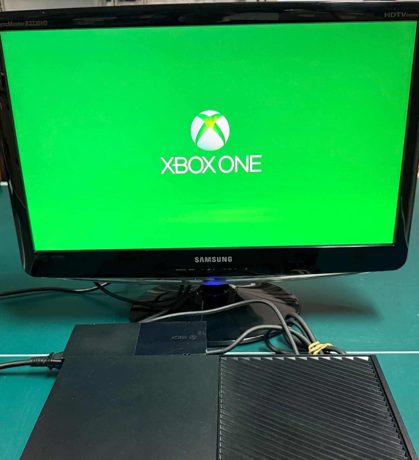Microsoft Xbox One 500GB Console BLK 1540 Bundle w/1 Controller, 15 Games Tested
