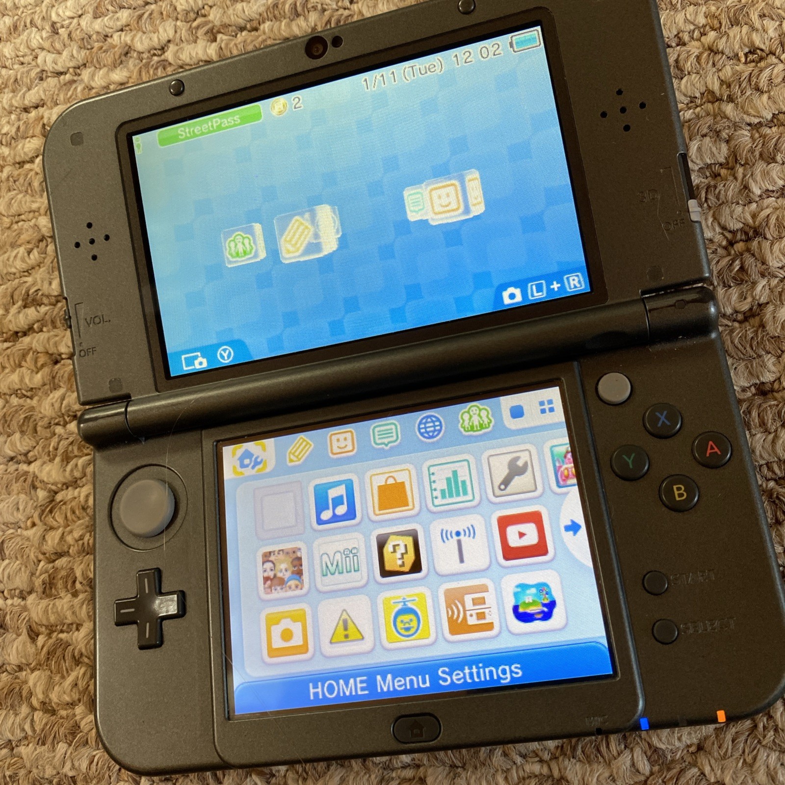 New Nintendo 3DS XL Metallic Black USA With Charger And Stylus Good Screens