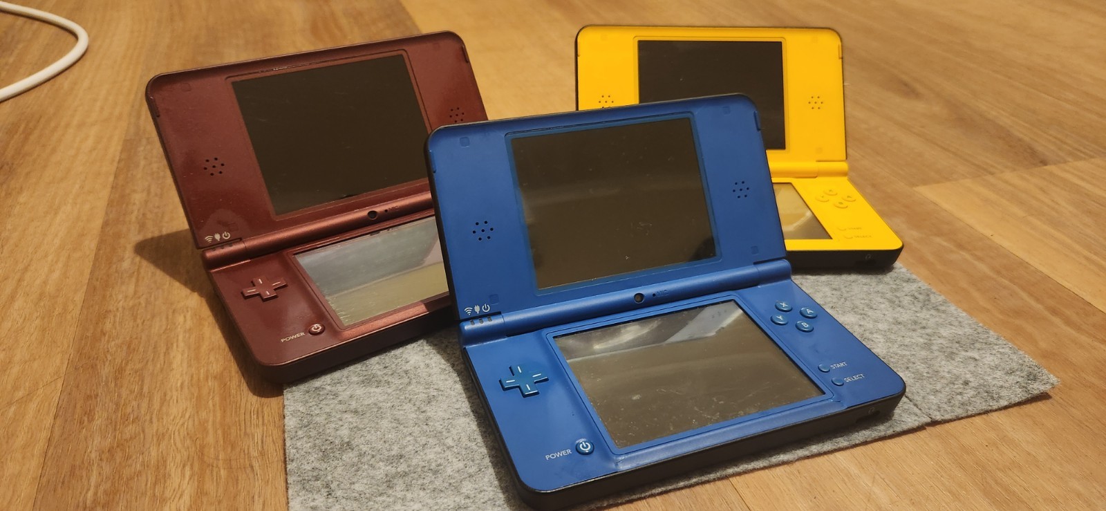 Nitendo Dsi Xl Red Yellow Blue