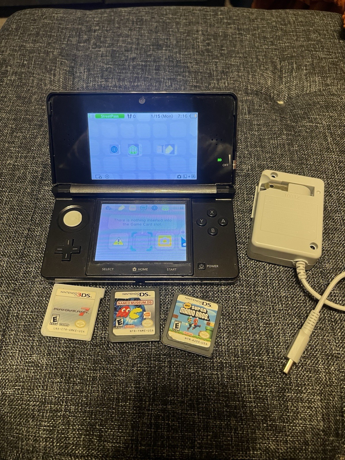 Nintendo 3DS 2GB- Black Comes With 3 Games And Charger As Shown