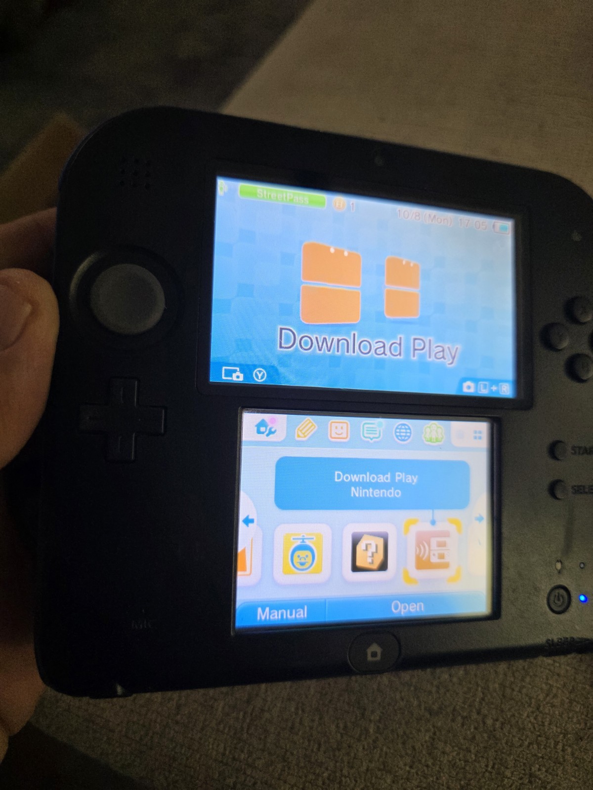 Nintendo 2DS Black/Blue Handheld Consol 4GB SD Card Tested Back Has Chipped Area