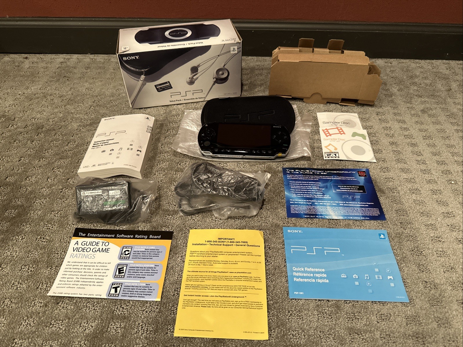 Sony PlayStation PSP Value Pack Handheld System PSP-1001 Almost Complete CIB