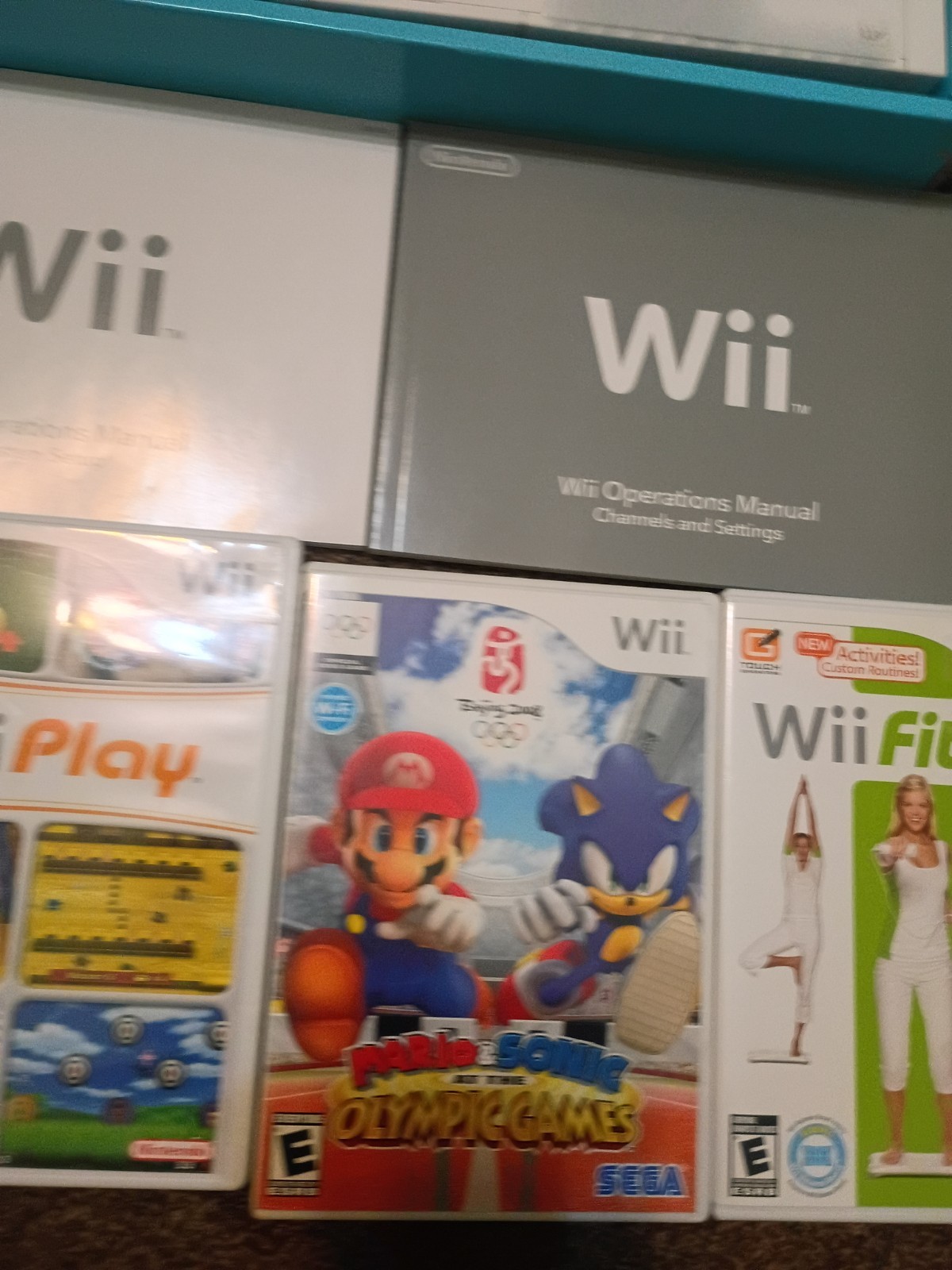 Nintendo Wii Console – White w/original box, cables, remotes, sensors & 4 Games