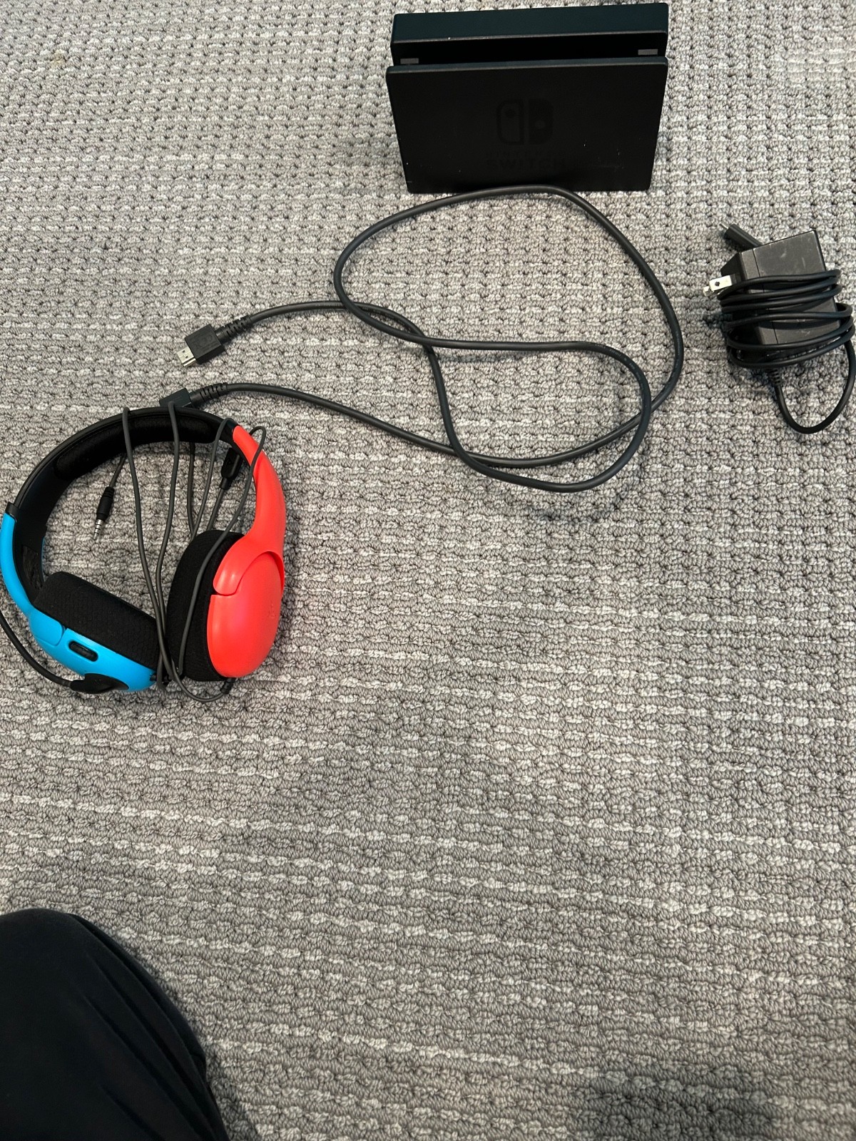 Nintendo mega lot. Includes controllers, the Nintendo switch, headset, and more