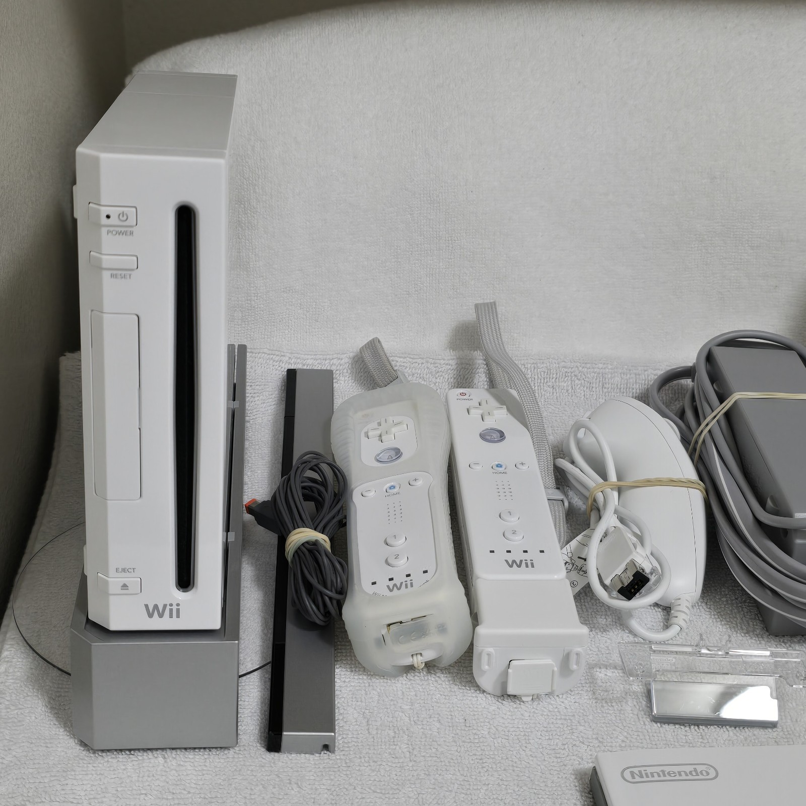 Nintendo Wii RVL-001 Console Bundle White 10 Games GameCube Compatible