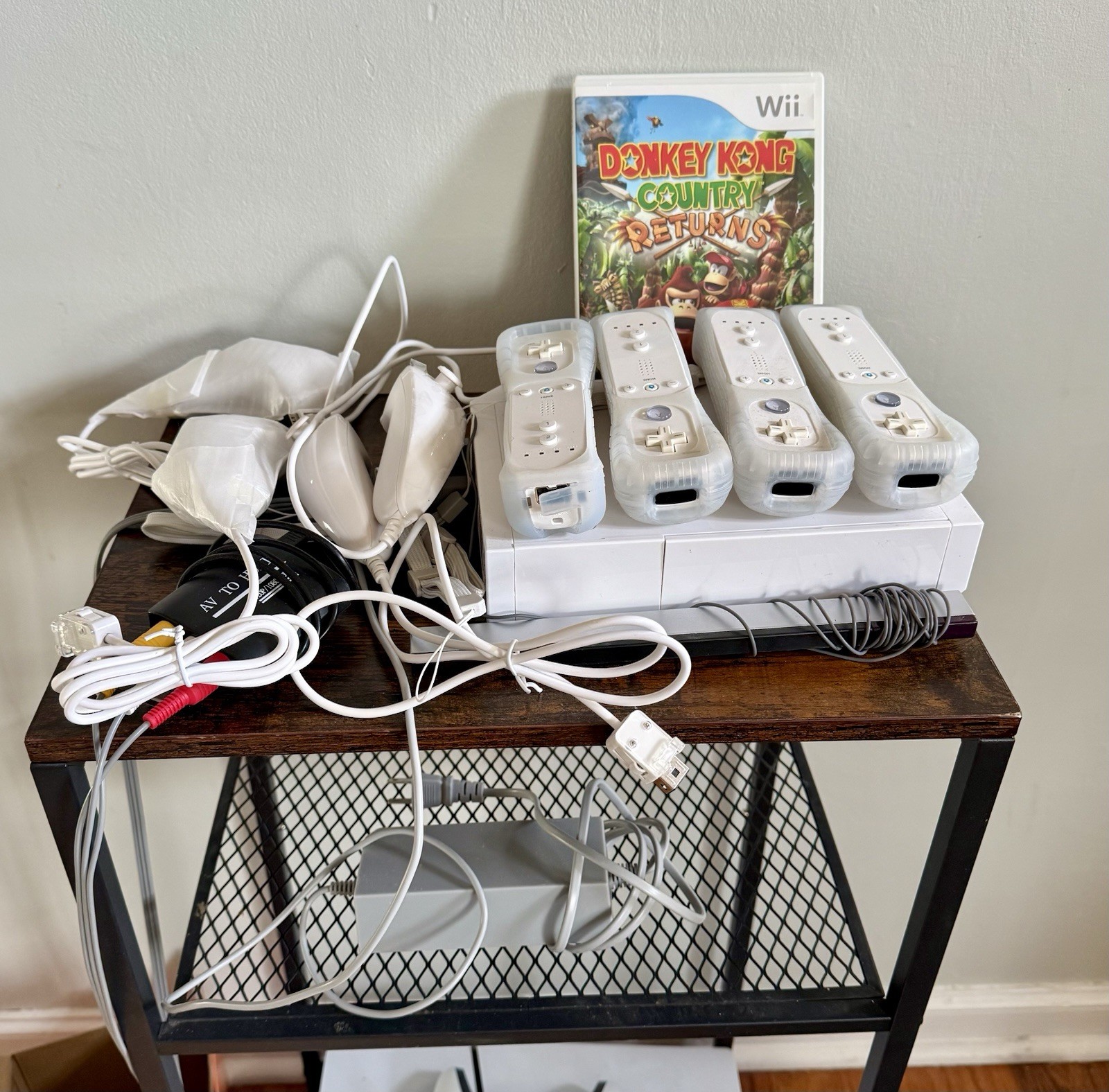 Nintendo Wii Game Console +Puck 1-4 Remotes, Wii Sports, Donkey Kong Country