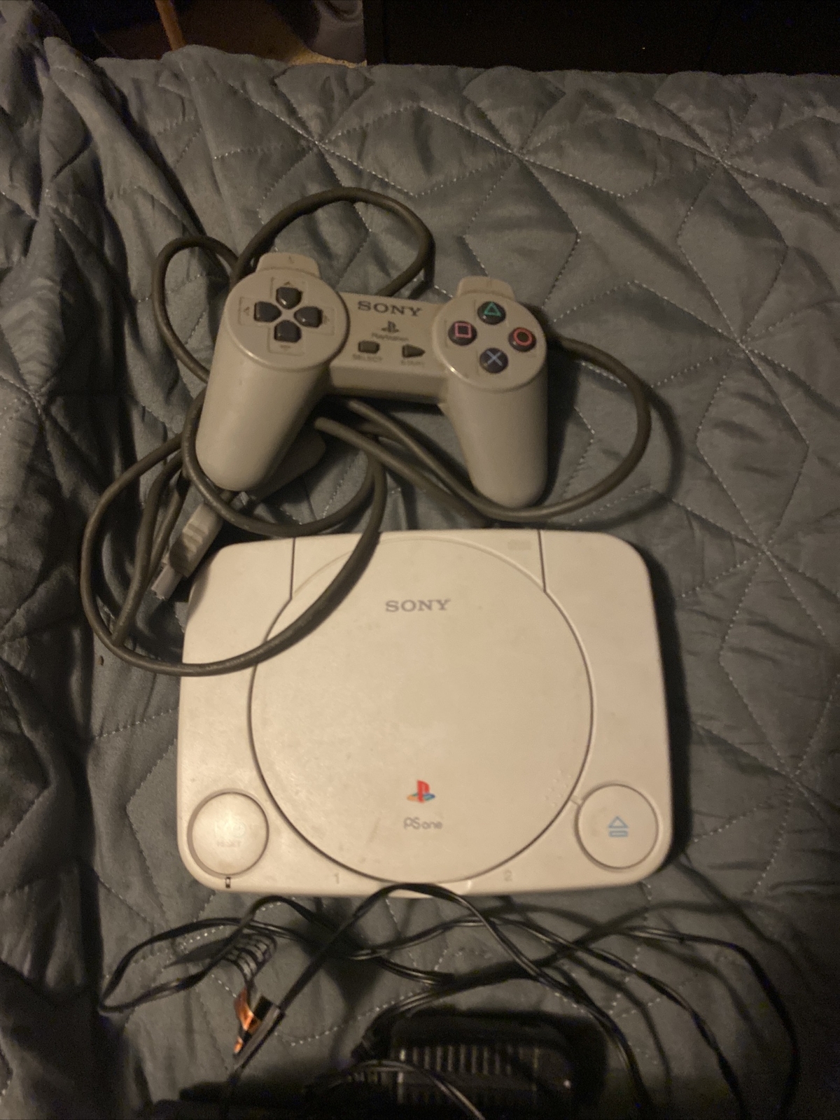 Sony PlayStation 2, Sony PlayStation 1 & Xbox One 27 Games 4 Controllers!