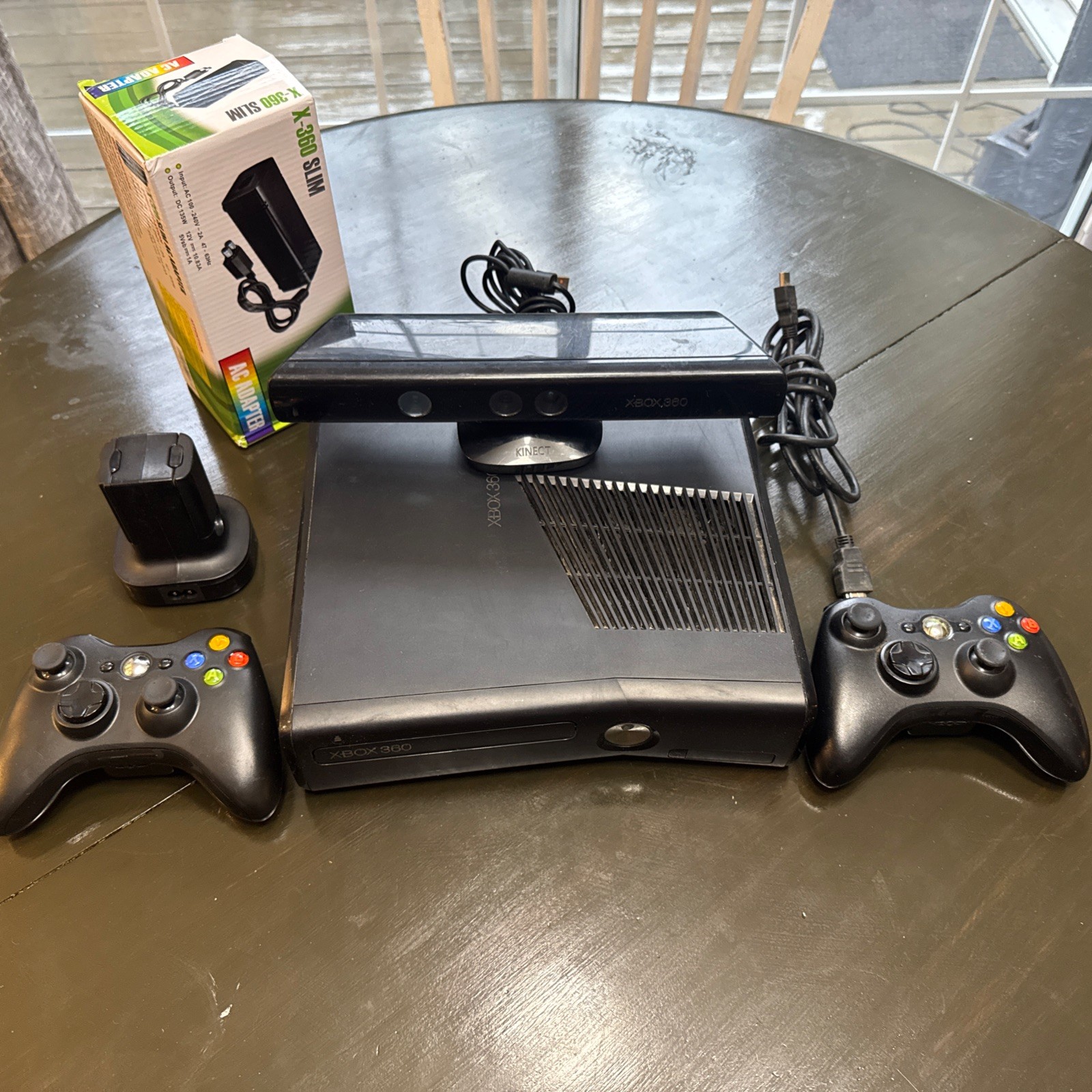 Xbox 360 S 4 GB Console Bundle KINECT 2 Wireless Controller Quick Charge Tested
