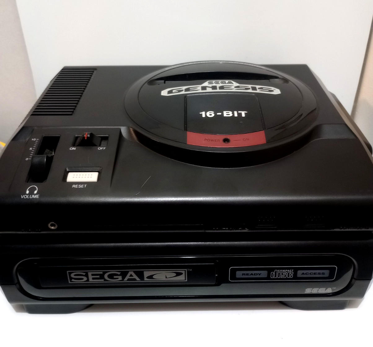 READ Sega CD, Model 1690 + Sega Genesis Model 1 UNTESTED FOR PARTS AS IS