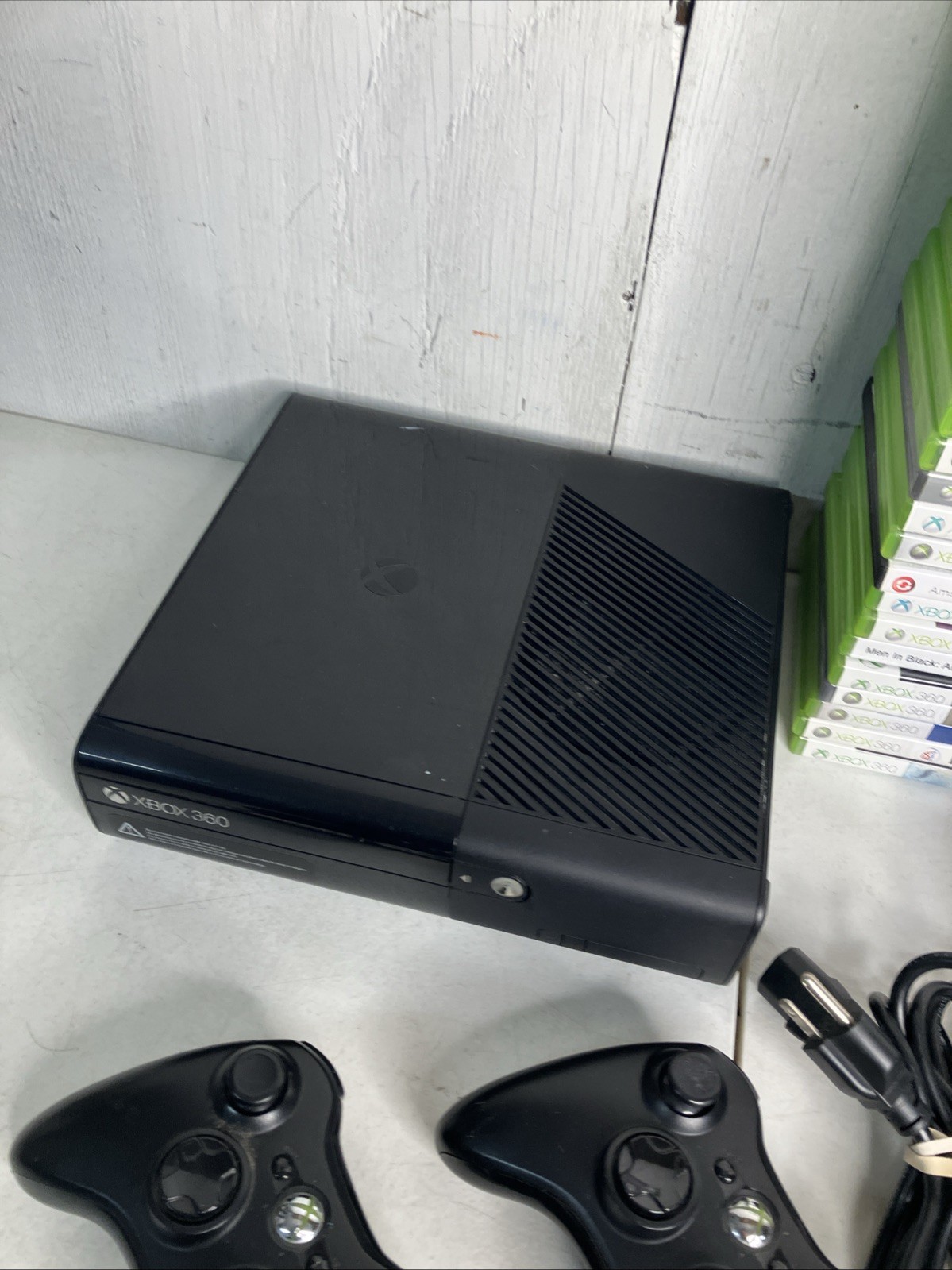 Microsoft Xbox 360 E 500GB 1538 Bundle 2 Controllers 25 Games GTA V HALO FALLOUT