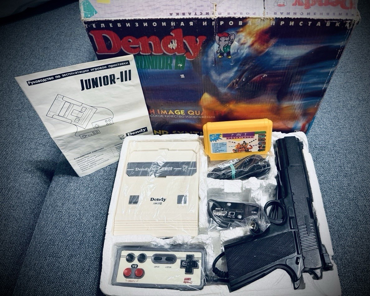 Dendy Junior 3 Steepler 8-bit Famiclone (Nes) Collectible Game Console (Rare)