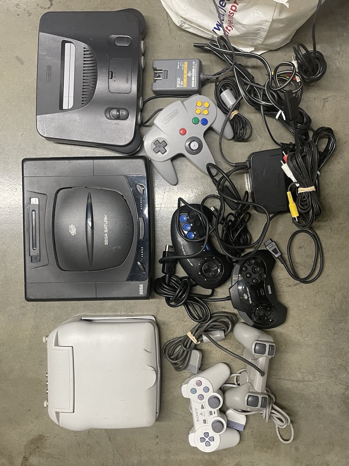 3 console Lot Games Sega Saturn, ps1 portable & Nintendo 64 plus controllers