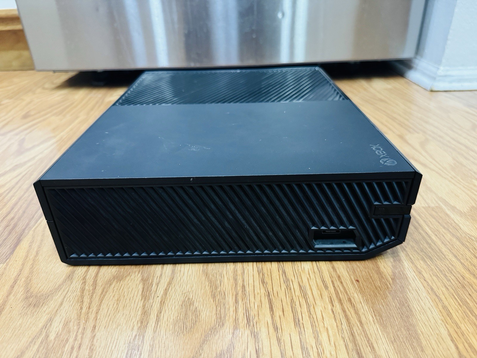 Microsoft Xbox One 1 TB Console Model 1540 w/ Controller & 4 Non-Sports Games