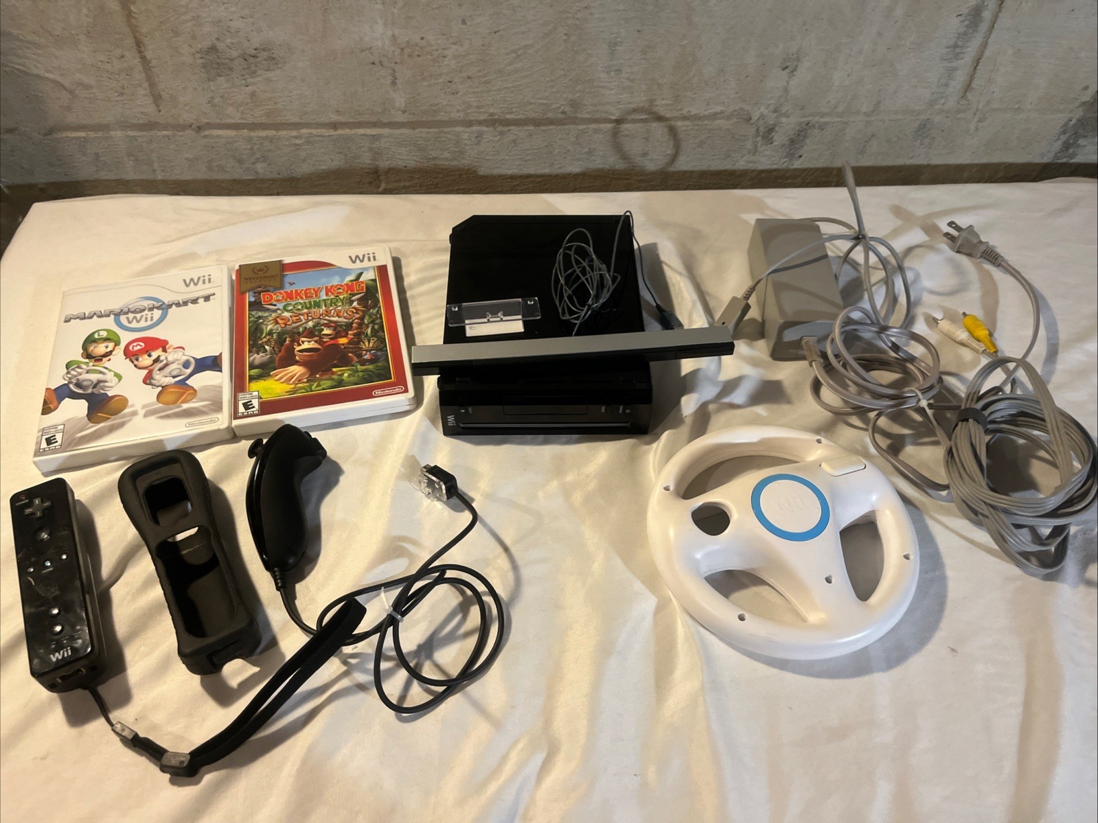 Black Wii Console Bundle: Wii Remote Nunchuck All Cords Mario Kart Donkey Kong