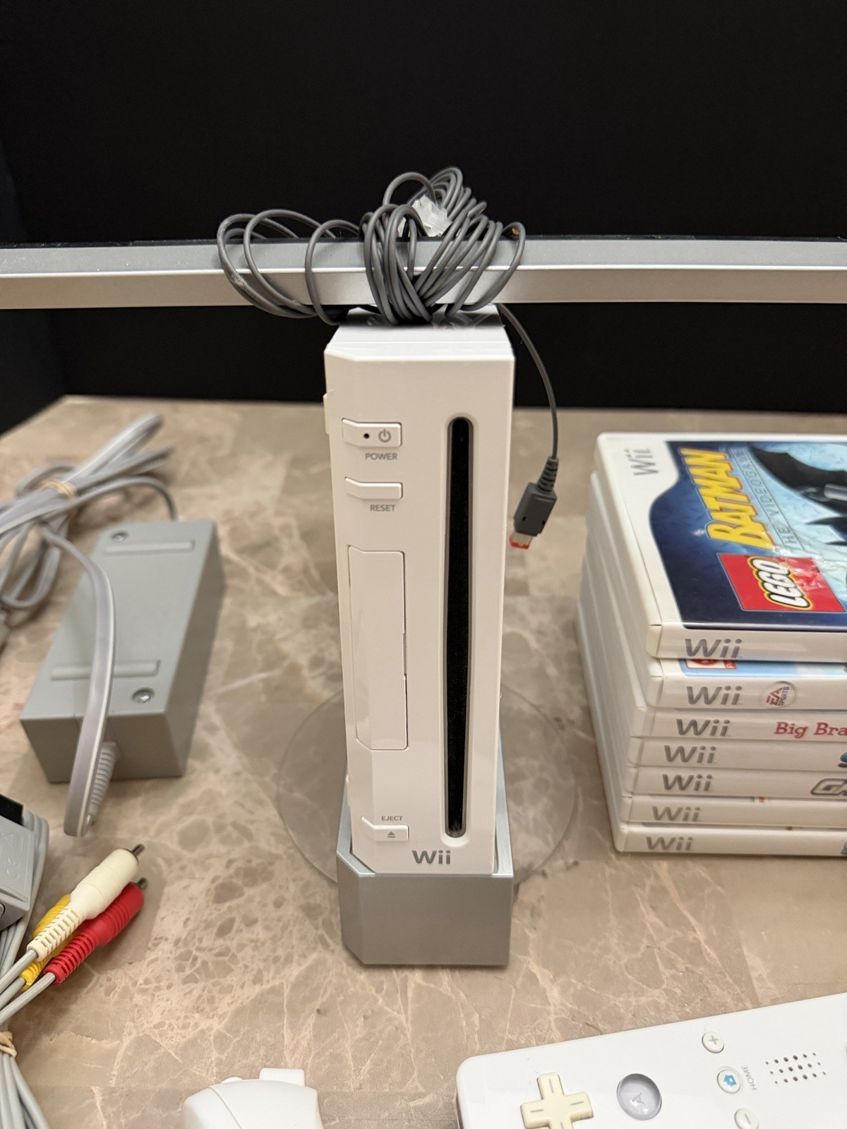 Nintendo Wii Bundle – Power, A/V Cables, & Sensor – 7 Games & Accesories