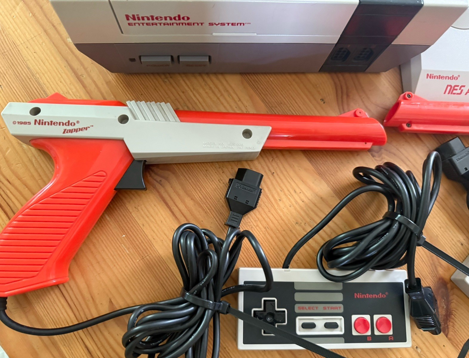 Nintendo NES Action Set Home Console – White/Gray 2 Controllers 2 guns and more