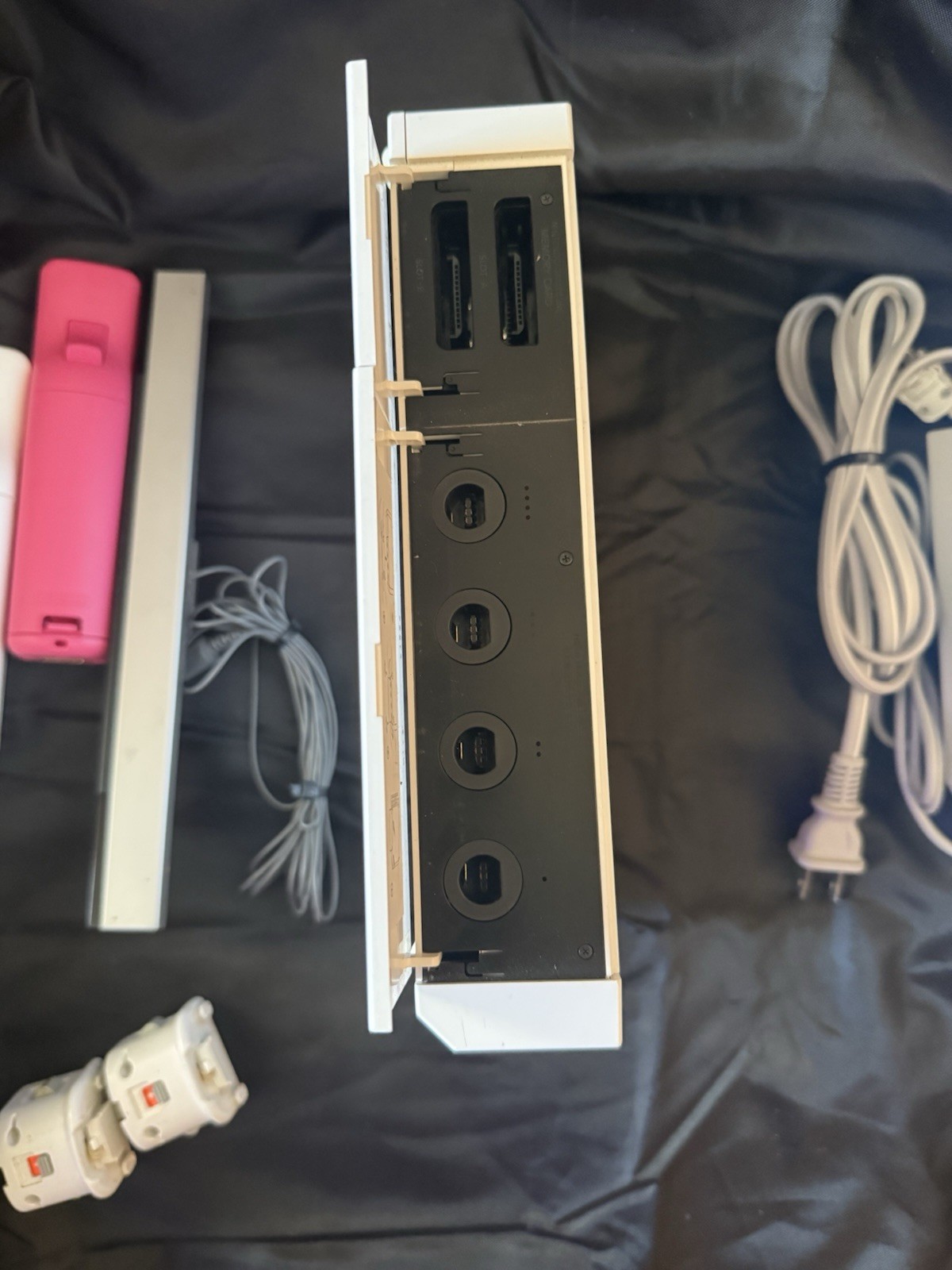 NINTENDO Wii CONSOLE BUNDLE w/ CONTROLLERS MOTION CONTROL/1GB CARD/JUST DANCE