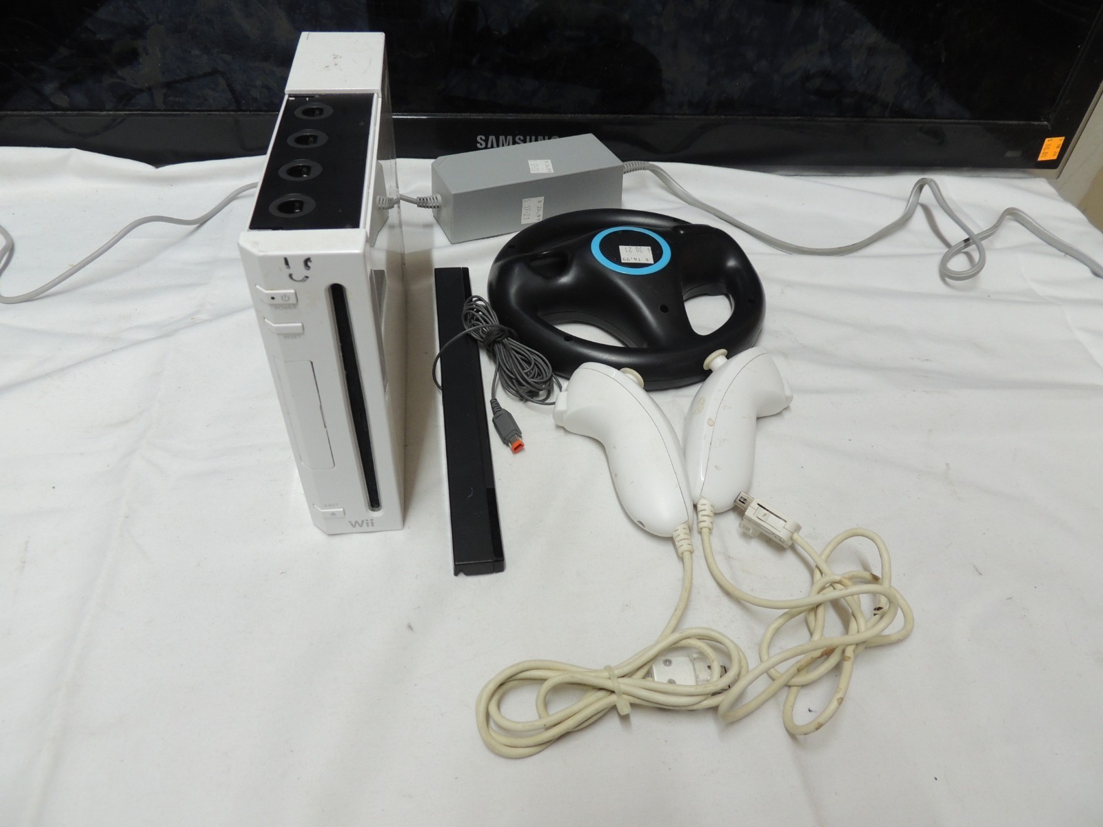 Nintendo Wii – RVL-001 White Bundle #19 NO AV CABLE