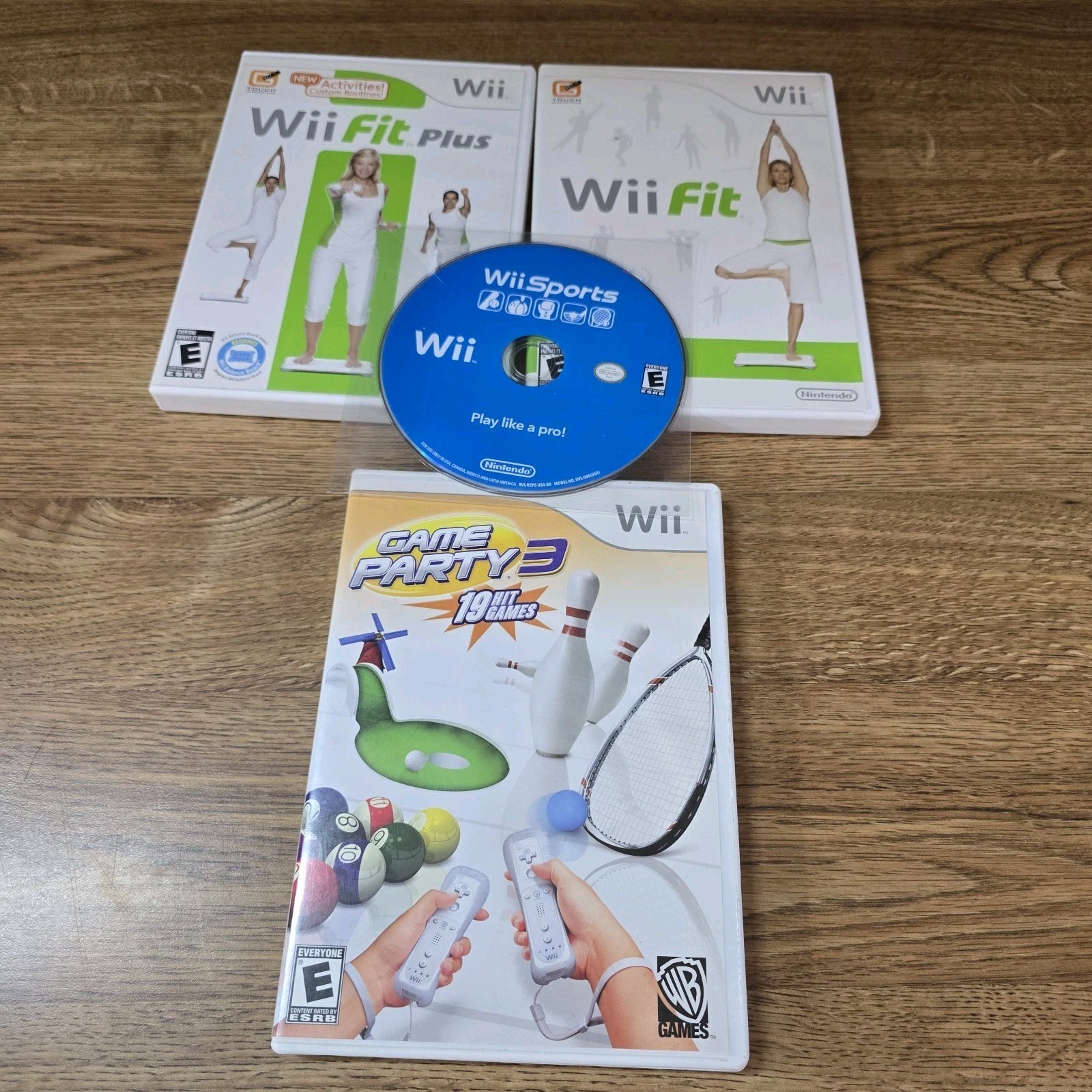NINTENDO WII CONSOLE SYSTEM BUNDLE BOARD Sports ,Game Party 3, Fit & Plus