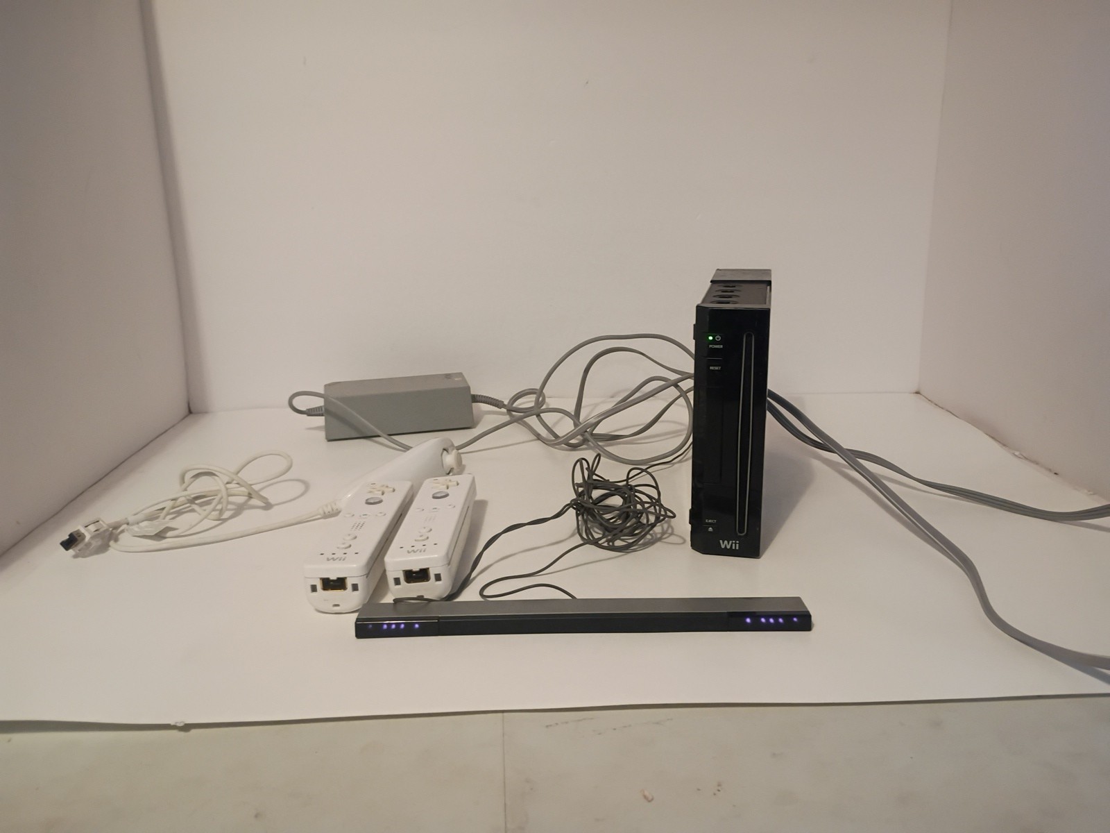 Nintendo Wii Console Black RVL-001 Bundle Cables Controllers Nunchuck TESTED