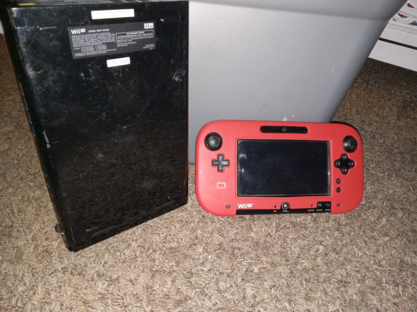 Wii U CONSOLE BLACK WUP-101(02) 32GB WITH A RED Wii U GAMEPAD WUP-010