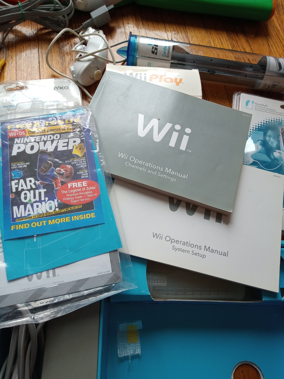 nintendo wii console bundle 2 controllers 2 nunchucks 2 games box WII sports