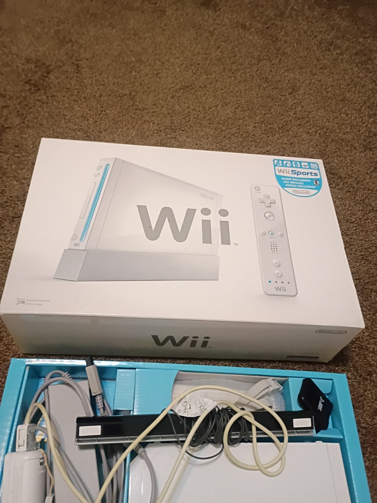 Nintendo Wii Console – White w/original box, cables, remotes, sensors & 4 Games