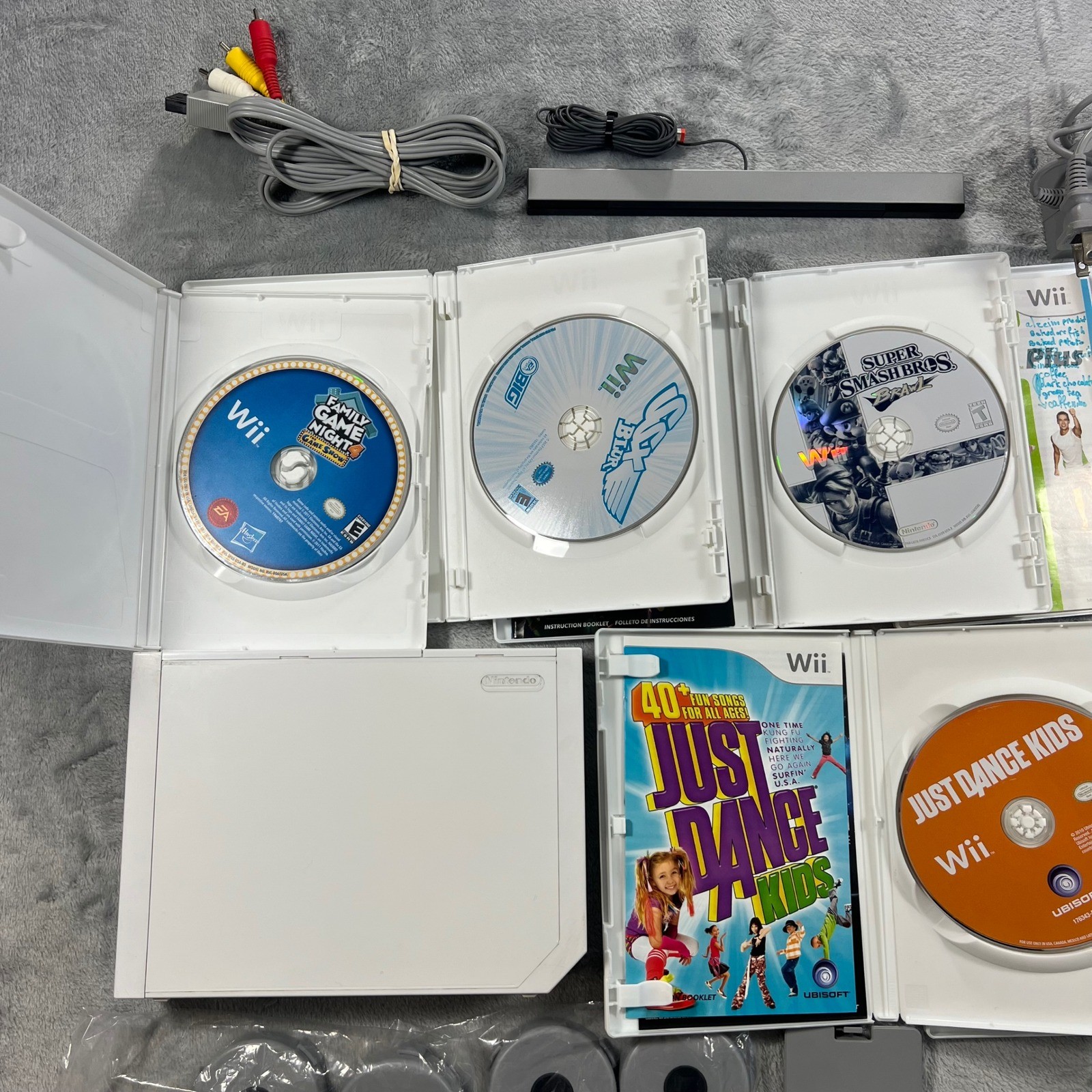 Nintendo Wii Bundle White Console 6 Games 2 Remotes Nunchucks Balance Board