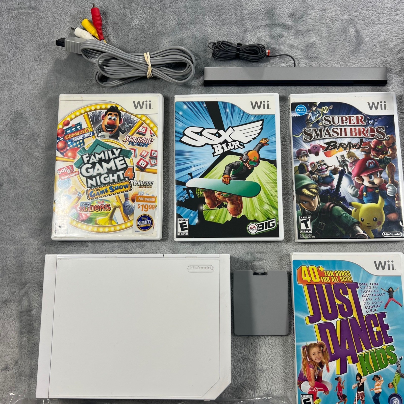 Nintendo Wii Bundle White Console 6 Games 2 Remotes Nunchucks Balance Board